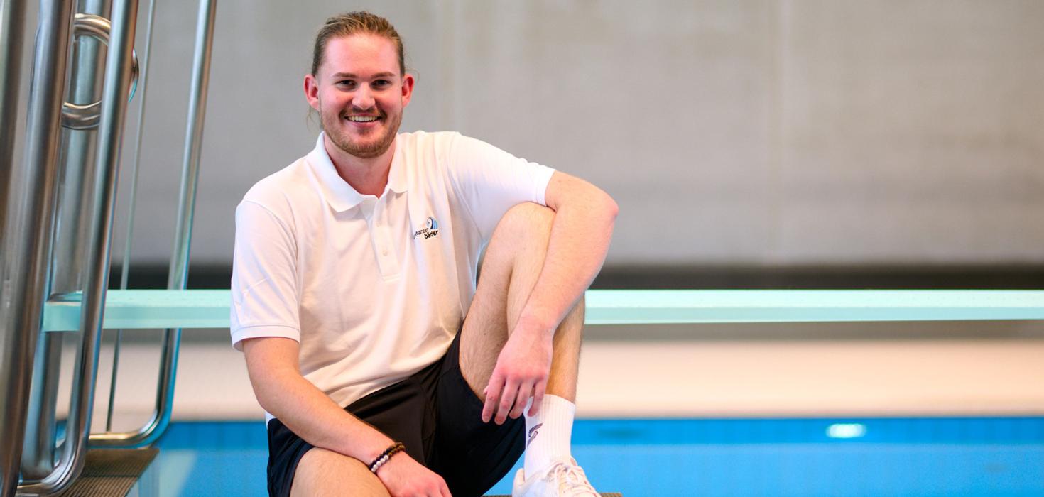 Auszubildender sitzt vor Sprungbrett