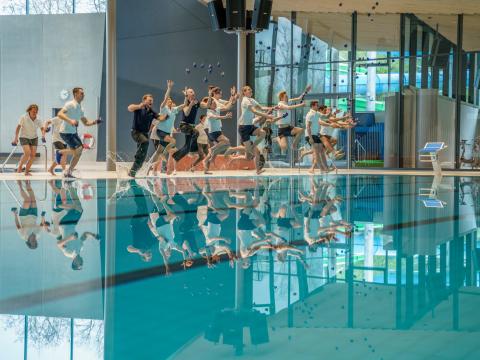 Mitarbeiter springen ins Becken des Schwaketenbads
