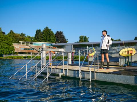 Fachangestellter für Bäderbetriebe auf der Badeplattform am See