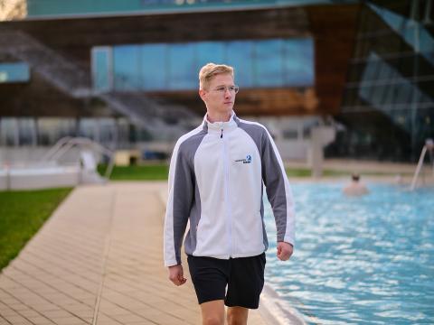 Auszubildender geht am Thermebecken entlang