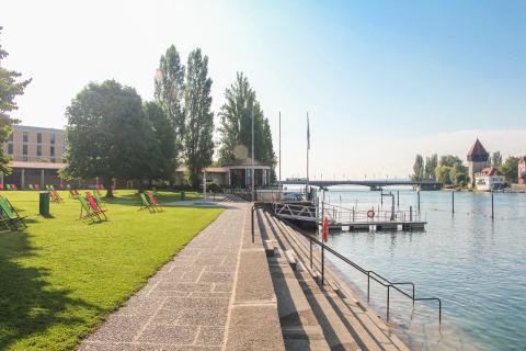 Rheinstrandbad Außenbereich mit Blick auf den Rhein