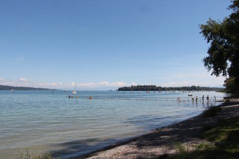 Blick zur Mainau am Strand des Strandbades in Litzelstetten