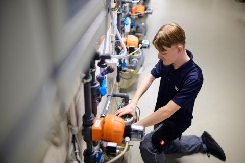 FAB Azubi bei der Wassermessung